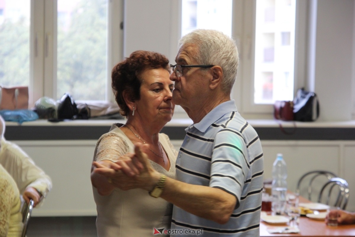 Zabawa taneczna Klubu Seniora „Wrzos [15.09.2024] - zdjęcie #3 - eOstroleka.pl