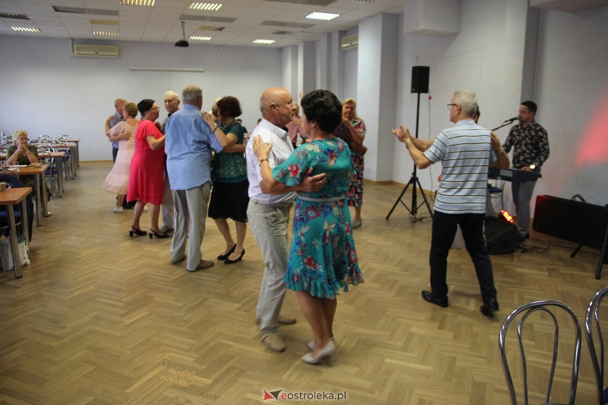 Zabawa taneczna Klubu Seniora „Wrzos [15.09.2024] - zdjęcie #2 - eOstroleka.pl