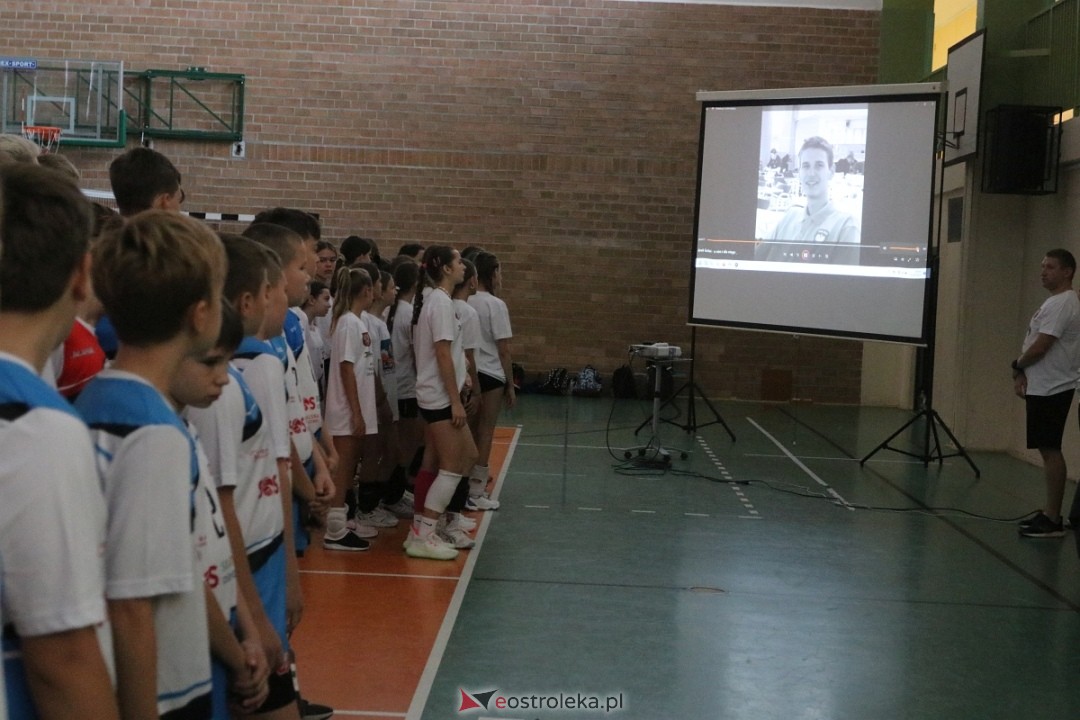 Szkolny turniej w hołdzie Arkowi Gołasiowi [16.09.2024] - zdjęcie #42 - eOstroleka.pl