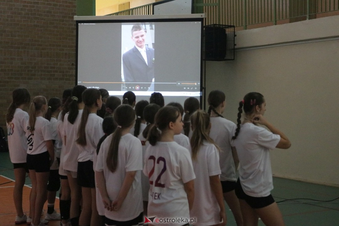Szkolny turniej w hołdzie Arkowi Gołasiowi [16.09.2024] - zdjęcie #39 - eOstroleka.pl