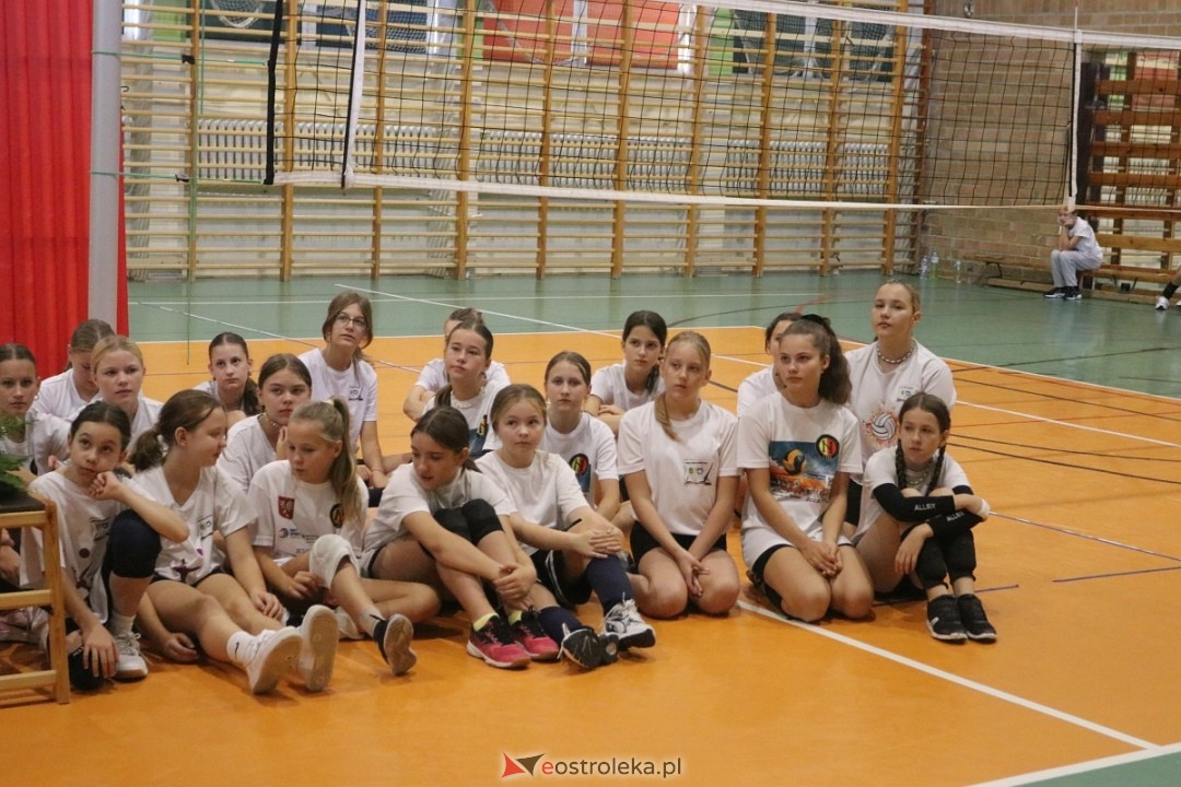 Szkolny turniej w hołdzie Arkowi Gołasiowi [16.09.2024] - zdjęcie #21 - eOstroleka.pl