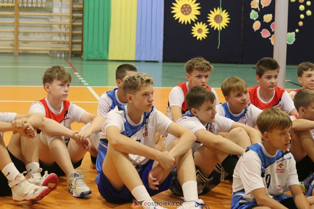 Szkolny turniej w hołdzie Arkowi Gołasiowi [16.09.2024] - zdjęcie #19 - eOstroleka.pl