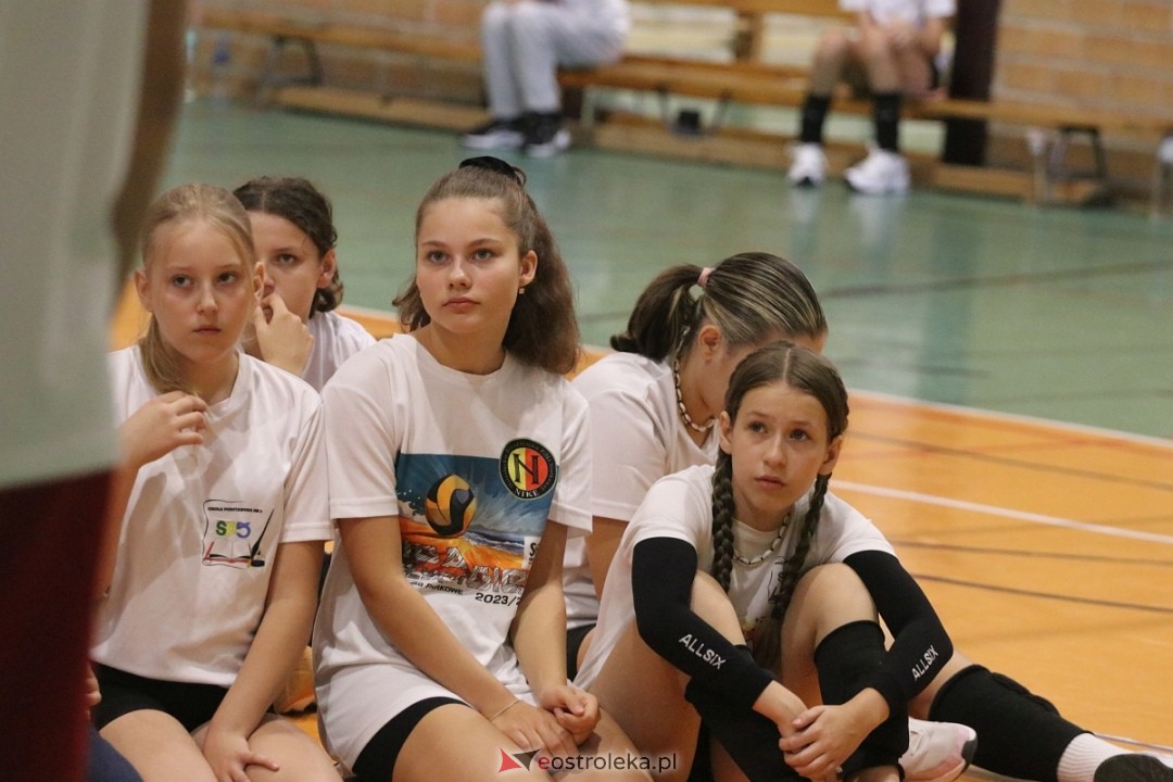 Szkolny turniej w hołdzie Arkowi Gołasiowi [16.09.2024] - zdjęcie #15 - eOstroleka.pl