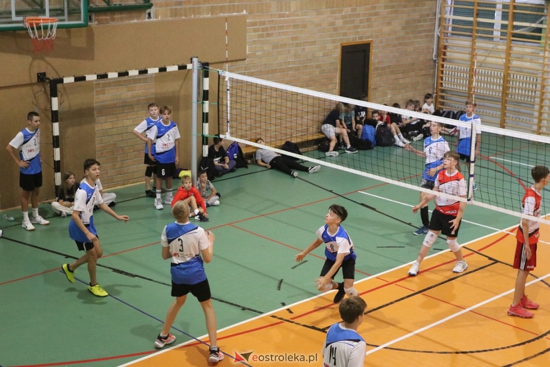 Szkolny turniej w hołdzie Arkowi Gołasiowi [16.09.2024] - zdjęcie #10 - eOstroleka.pl