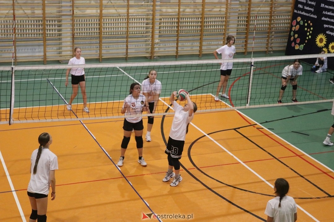 Szkolny turniej w hołdzie Arkowi Gołasiowi [16.09.2024] - zdjęcie #4 - eOstroleka.pl