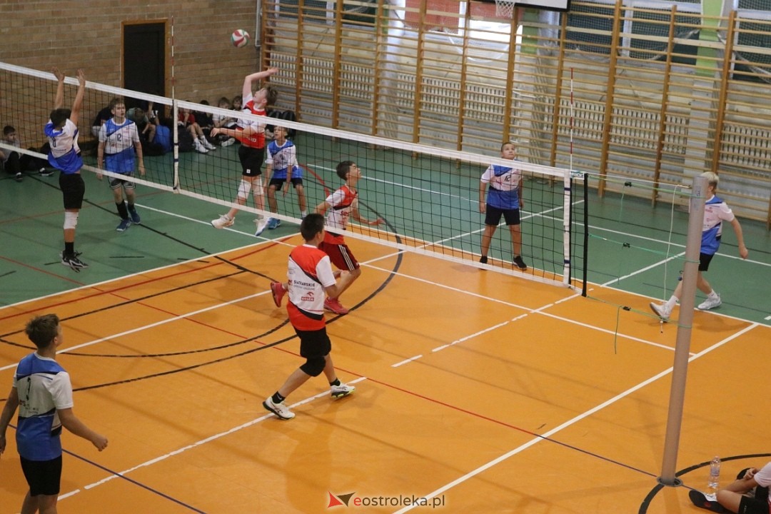 Szkolny turniej w hołdzie Arkowi Gołasiowi [16.09.2024] - zdjęcie #2 - eOstroleka.pl