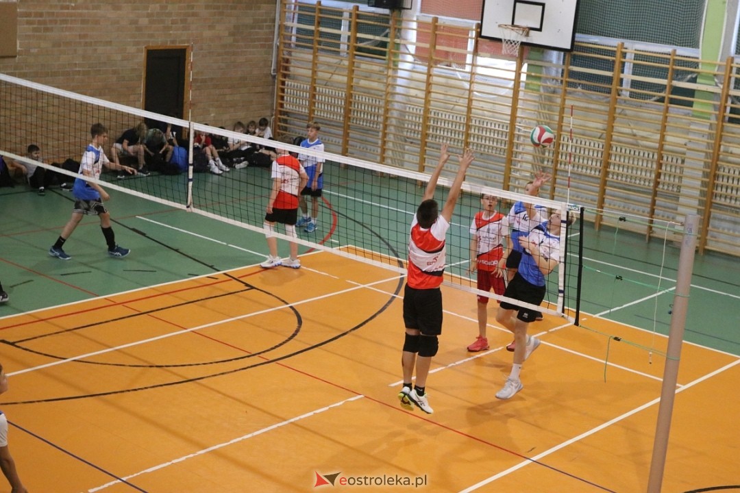 Szkolny turniej w hołdzie Arkowi Gołasiowi [16.09.2024] - zdjęcie #1 - eOstroleka.pl