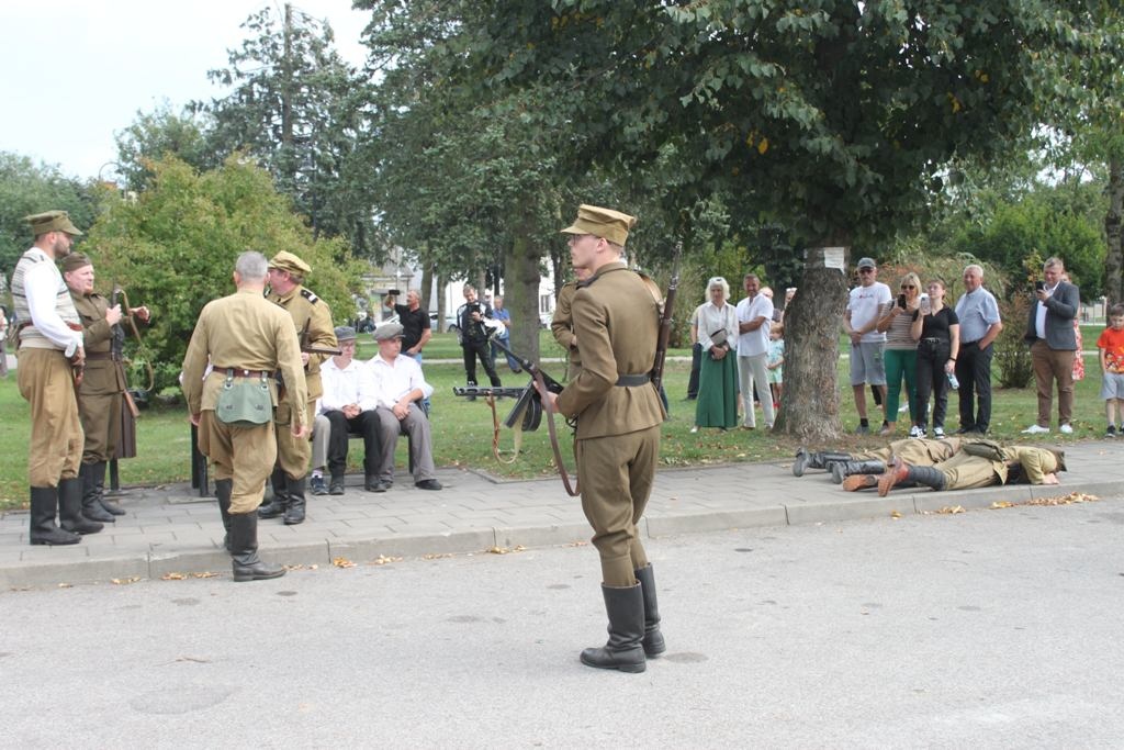 Rekonstrukcja historyczna walk w Jedwabnem z 1945 roku [19.09.2024] - zdjęcie #11 - eOstroleka.pl