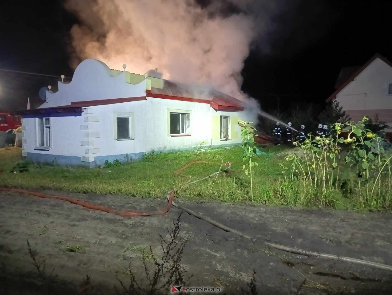 100 tysięcy złotych strat: Pożar w Cisku pochłonął drewnianą konstrukcję [21.09.2024] - zdjęcie #9 - eOstroleka.pl