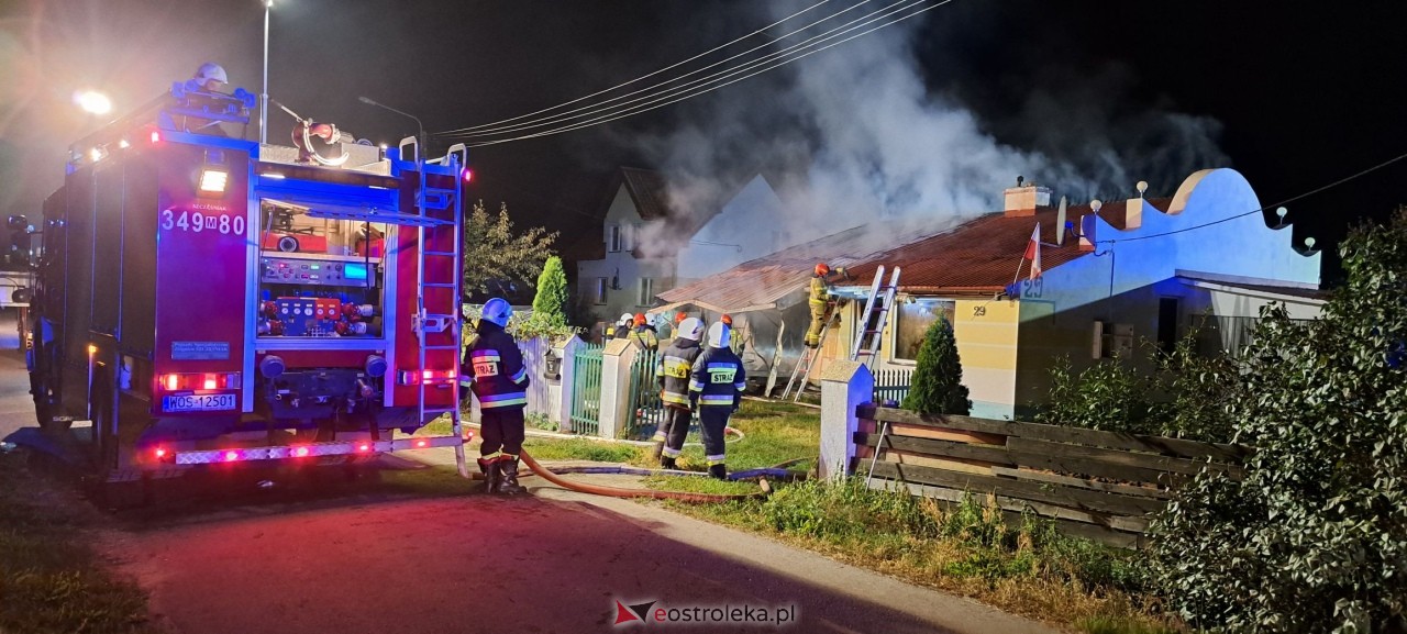 100 tysięcy złotych strat: Pożar w Cisku pochłonął drewnianą konstrukcję [21.09.2024] - zdjęcie #8 - eOstroleka.pl