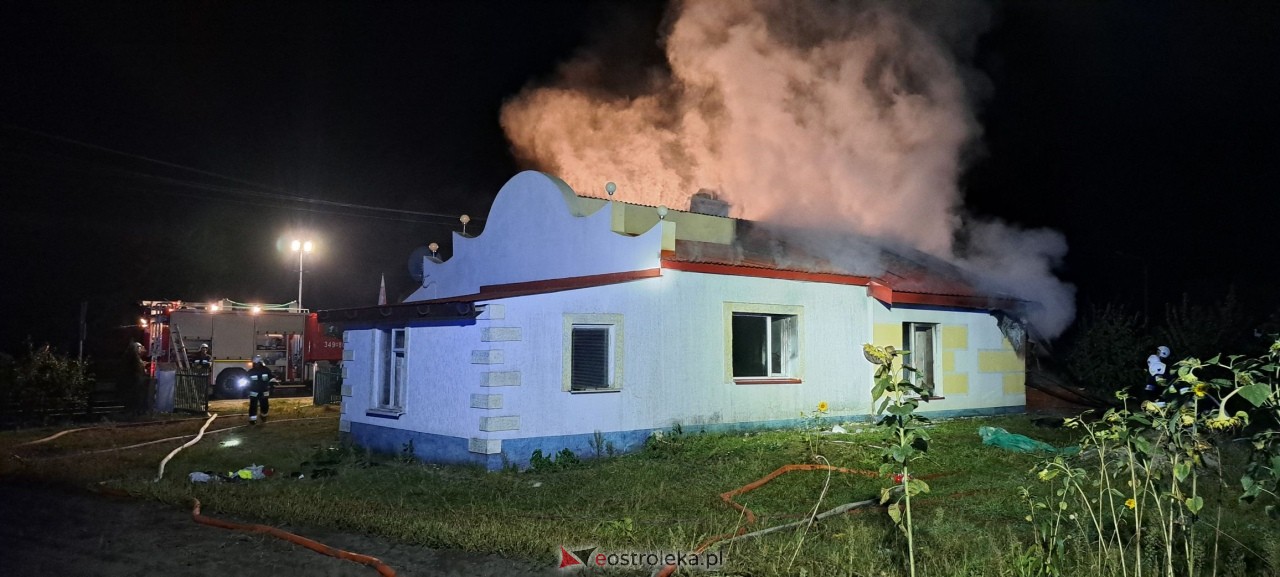 100 tysięcy złotych strat: Pożar w Cisku pochłonął drewnianą konstrukcję [21.09.2024] - zdjęcie #7 - eOstroleka.pl
