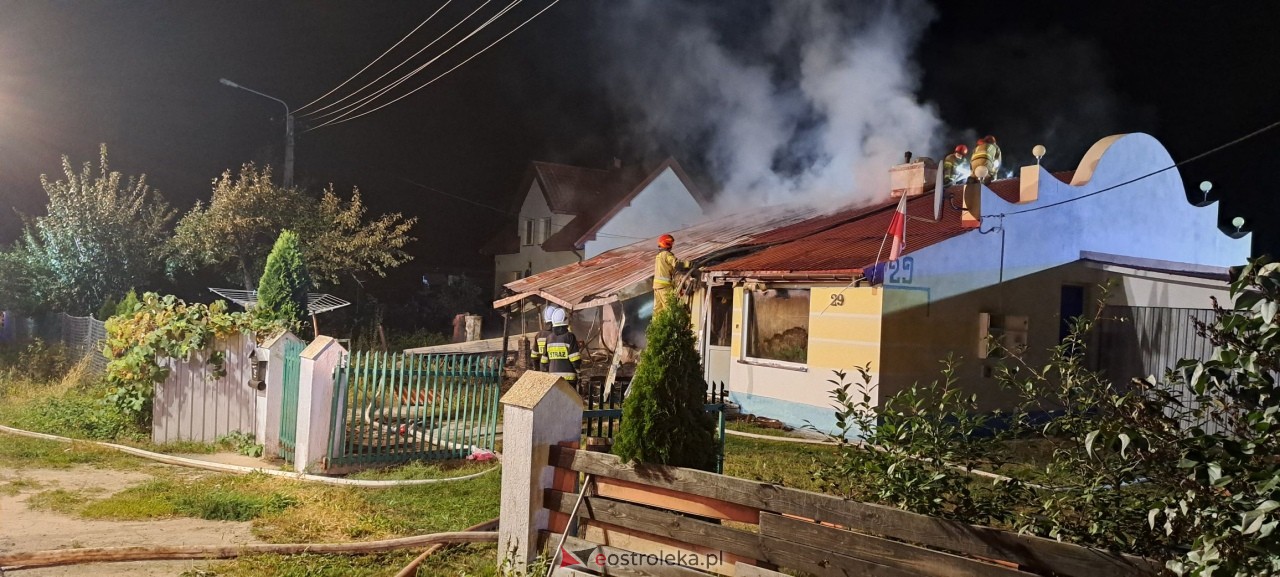 100 tysięcy złotych strat: Pożar w Cisku pochłonął drewnianą konstrukcję [21.09.2024] - zdjęcie #6 - eOstroleka.pl