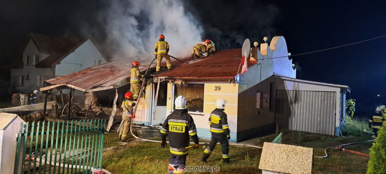 100 tysięcy złotych strat: Pożar w Cisku pochłonął drewnianą konstrukcję [21.09.2024] - zdjęcie #5 - eOstroleka.pl