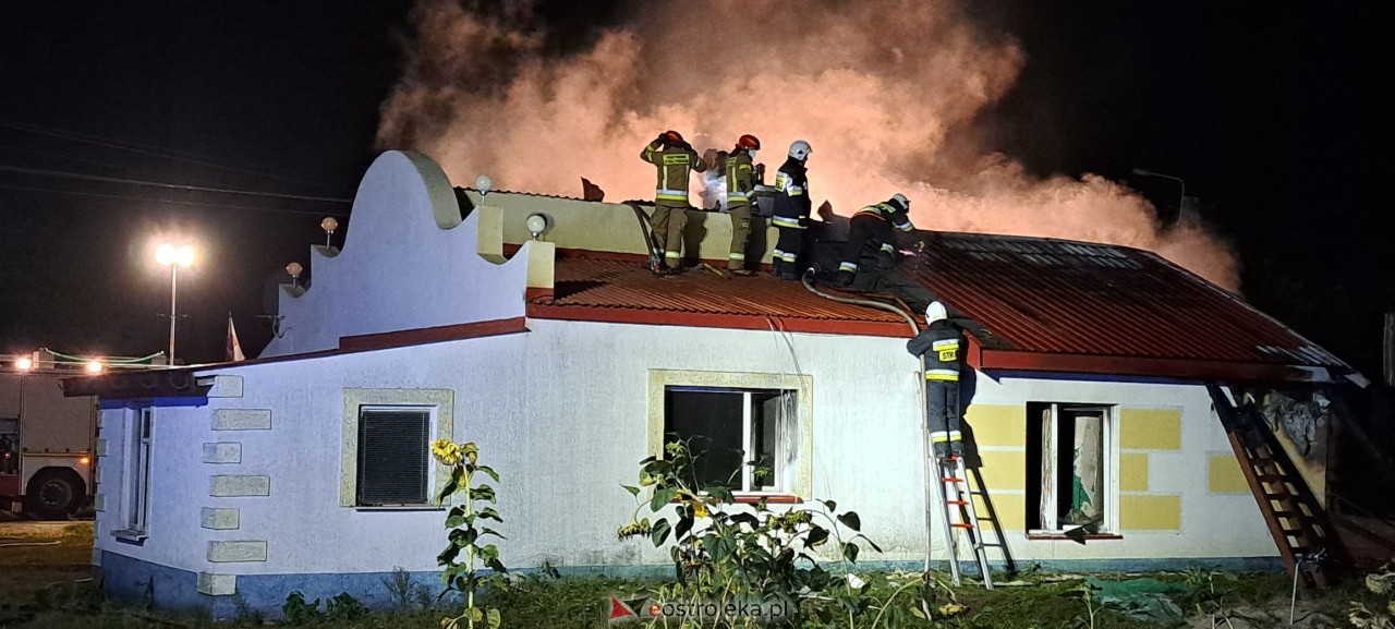 100 tysięcy złotych strat: Pożar w Cisku pochłonął drewnianą konstrukcję [21.09.2024] - zdjęcie #2 - eOstroleka.pl