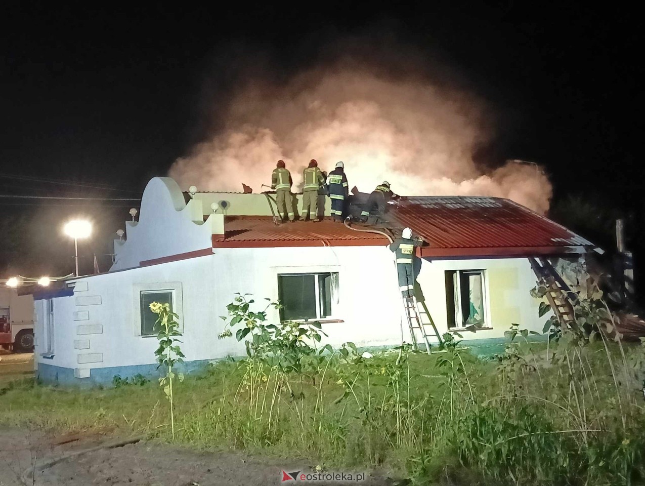 100 tysięcy złotych strat: Pożar w Cisku pochłonął drewnianą konstrukcję [21.09.2024] - zdjęcie #10 - eOstroleka.pl