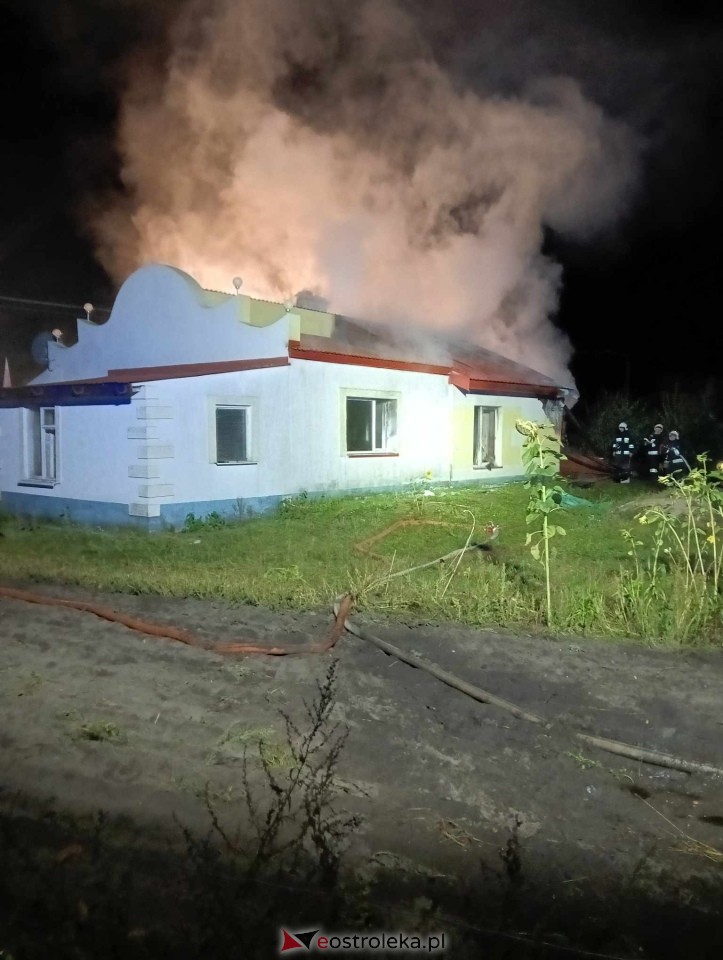 100 tysięcy złotych strat: Pożar w Cisku pochłonął drewnianą konstrukcję [21.09.2024] - zdjęcie #12 - eOstroleka.pl