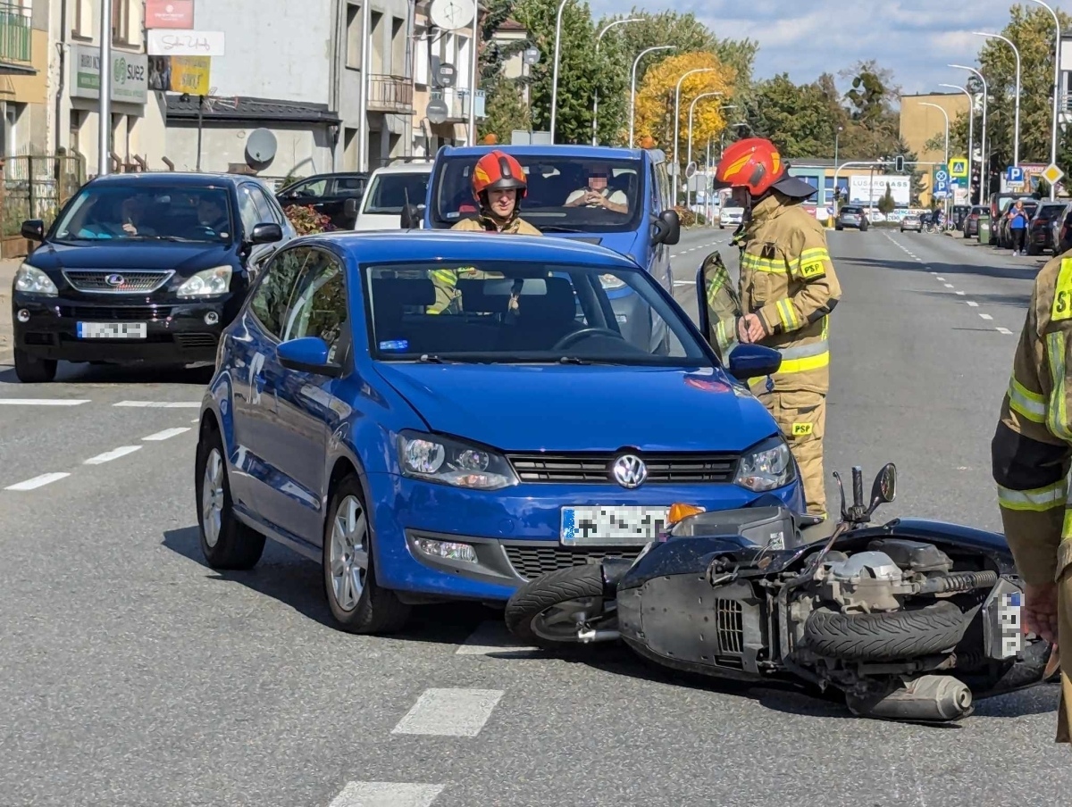 Kolizja na skrzyżowaniu ulic Bogusławskiego i Piłsudskiego [25.09.2024] - zdjęcie #13 - eOstroleka.pl