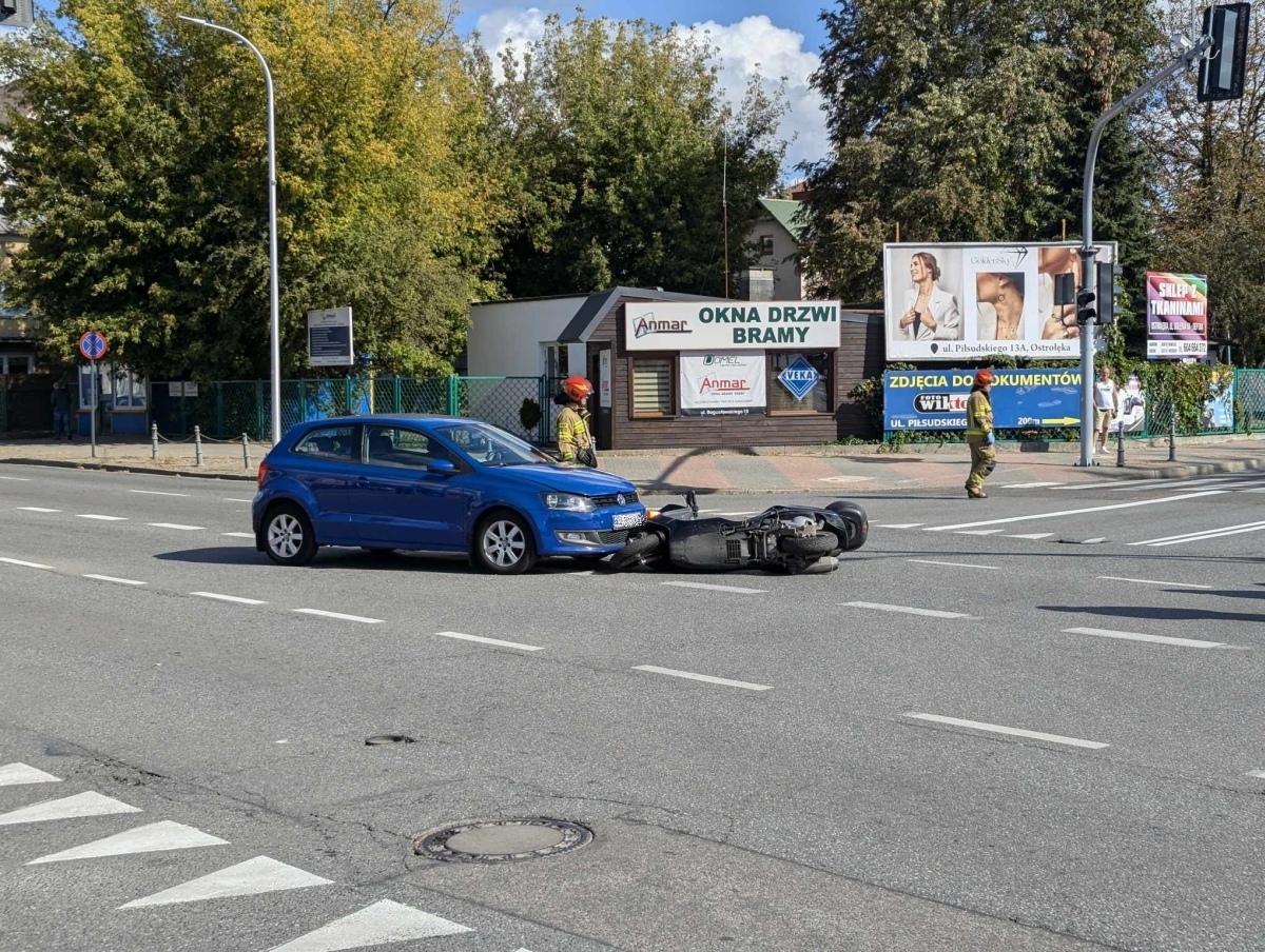Kolizja na skrzyżowaniu ulic Bogusławskiego i Piłsudskiego [25.09.2024] - zdjęcie #1 - eOstroleka.pl