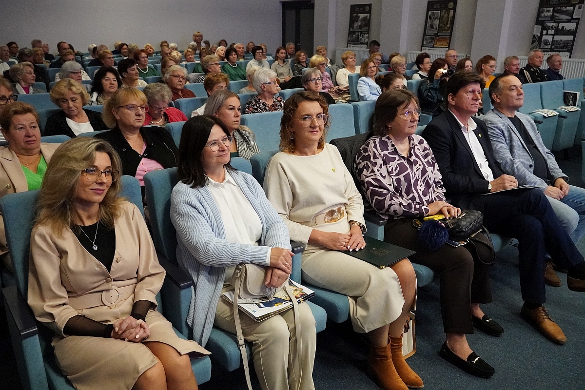 Inauguracja roku akademickiego Uniwersytetu Trzeciego Wieku w Kadzidle [01.10.2024] - zdjęcie #23 - eOstroleka.pl