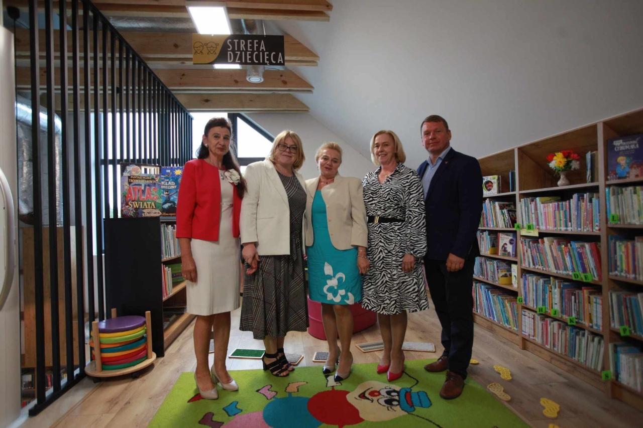 Otwarcie nowej filii gminnej biblioteki w Laskowcu [02.10.2024] - zdjęcie #46 - eOstroleka.pl