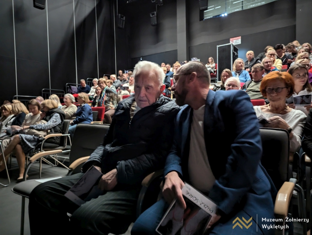 Spektakl Przez ścianę w Muzeum Żołnierzy Wyklętych [02.10.2024] - zdjęcie #23 - eOstroleka.pl