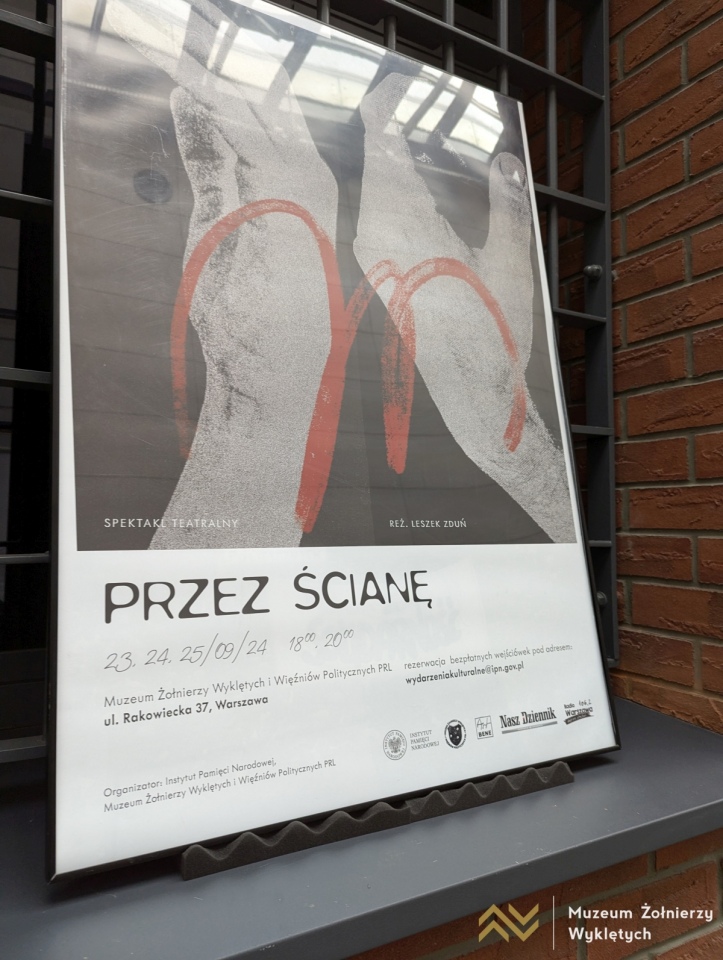Spektakl Przez ścianę w Muzeum Żołnierzy Wyklętych [02.10.2024] - zdjęcie #21 - eOstroleka.pl