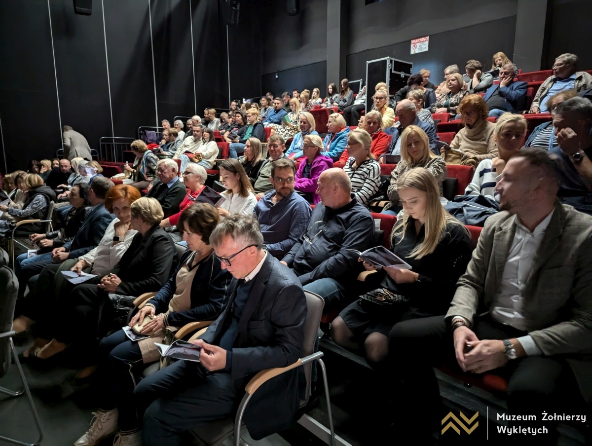Spektakl Przez ścianę w Muzeum Żołnierzy Wyklętych [02.10.2024] - zdjęcie #17 - eOstroleka.pl