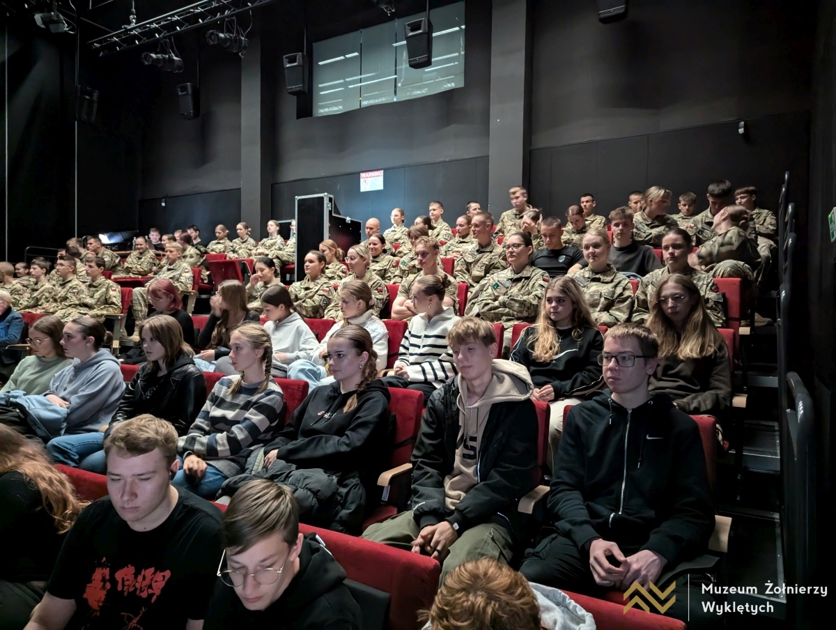 Spektakl Przez ścianę w Muzeum Żołnierzy Wyklętych [02.10.2024] - zdjęcie #11 - eOstroleka.pl