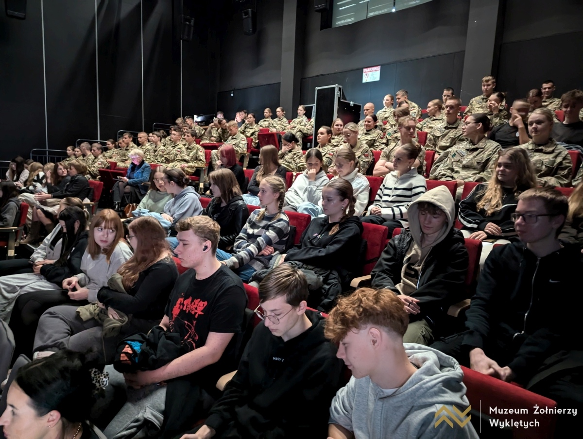 Spektakl Przez ścianę w Muzeum Żołnierzy Wyklętych [02.10.2024] - zdjęcie #1 - eOstroleka.pl