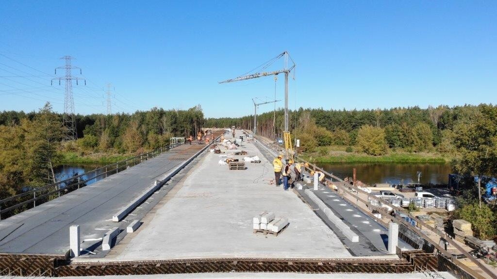 Budowa mostu przez Narew w Teodorowie - stan na koniec września 2024 [03.10.2024] - zdjęcie #1 - eOstroleka.pl