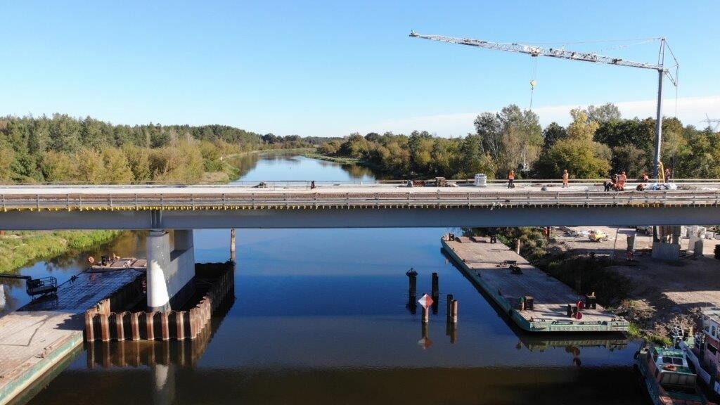 Budowa mostu przez Narew w Teodorowie - stan na koniec września 2024 [03.10.2024] - zdjęcie #8 - eOstroleka.pl