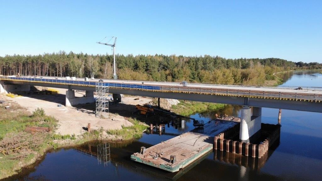 Budowa mostu przez Narew w Teodorowie - stan na koniec września 2024 [03.10.2024] - zdjęcie #7 - eOstroleka.pl