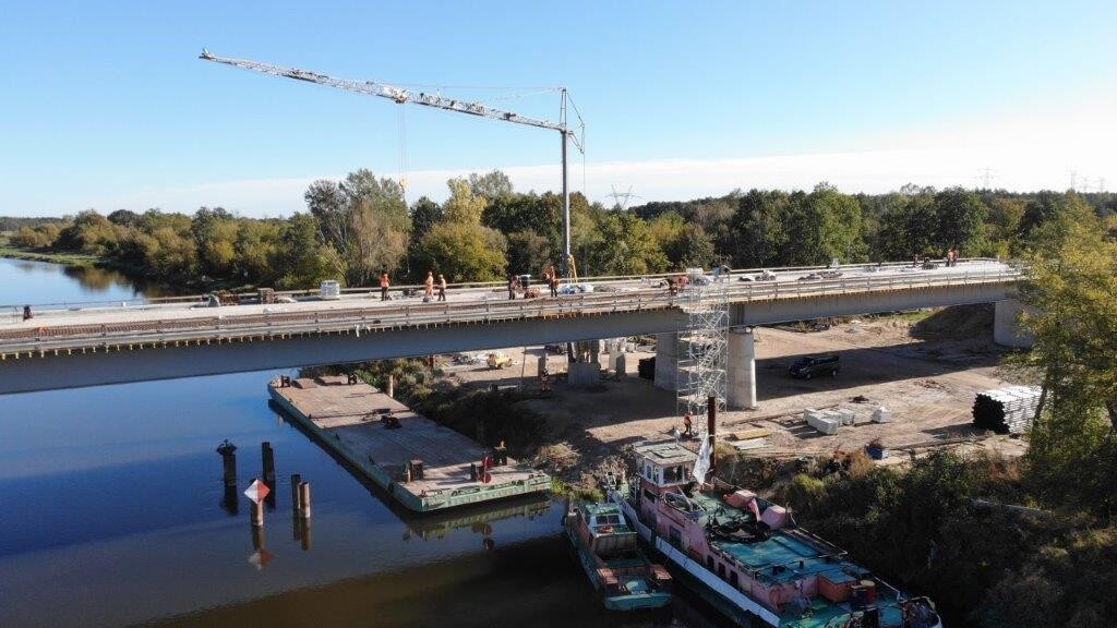 Budowa mostu przez Narew w Teodorowie - stan na koniec września 2024 [03.10.2024] - zdjęcie #6 - eOstroleka.pl
