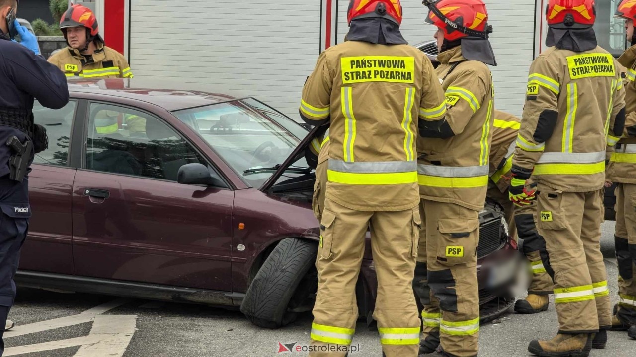 Wypadek na skrzyżowaniu ulic Słowackiego i Żeromskiego [04.10.2024] - zdjęcie #14 - eOstroleka.pl