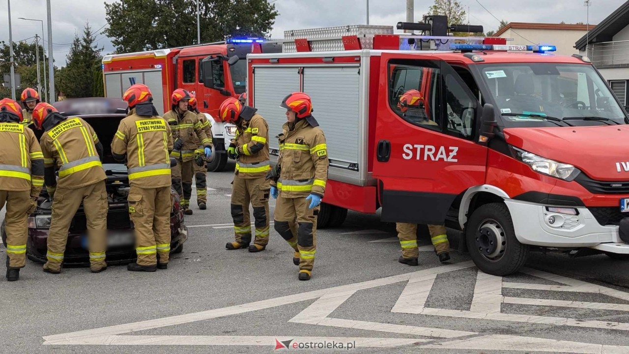 Wypadek na skrzyżowaniu ulic Słowackiego i Żeromskiego [04.10.2024] - zdjęcie #11 - eOstroleka.pl