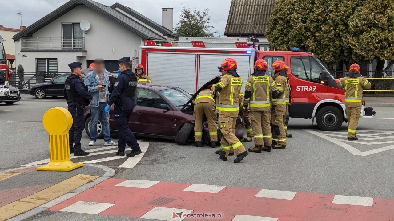 Wypadek na skrzyżowaniu ulic Słowackiego i Żeromskiego [04.10.2024] - zdjęcie #10 - eOstroleka.pl