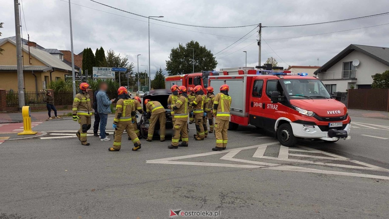 Wypadek na skrzyżowaniu ulic Słowackiego i Żeromskiego [04.10.2024] - zdjęcie #9 - eOstroleka.pl