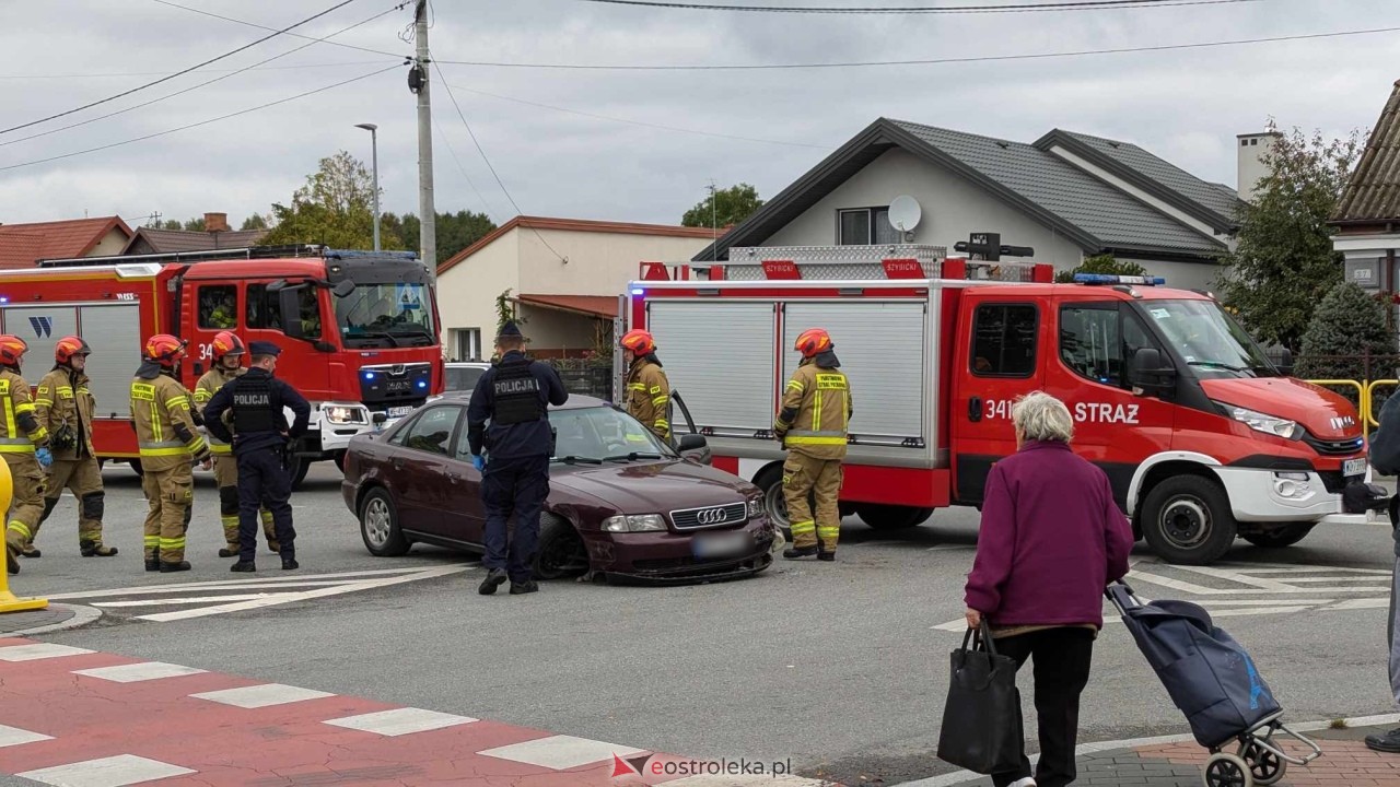 Wypadek na skrzyżowaniu ulic Słowackiego i Żeromskiego [04.10.2024] - zdjęcie #7 - eOstroleka.pl