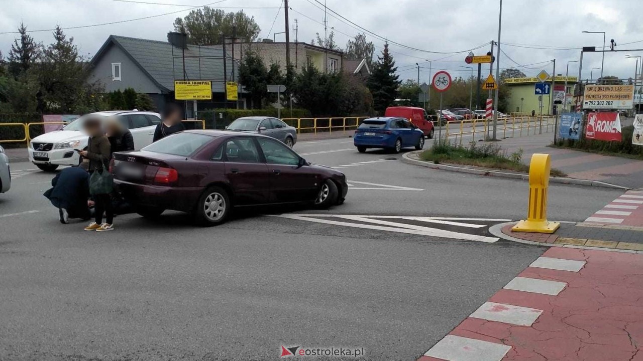 Wypadek na skrzyżowaniu ulic Słowackiego i Żeromskiego [04.10.2024] - zdjęcie #6 - eOstroleka.pl