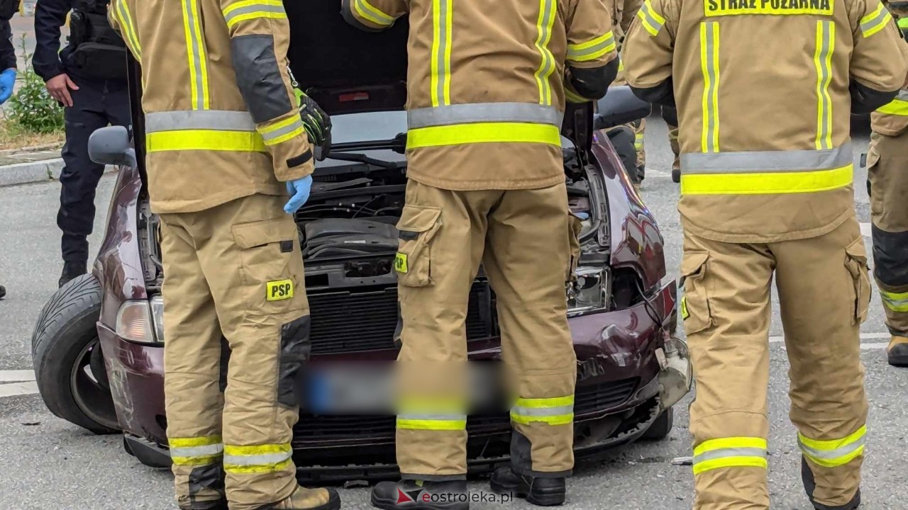 Wypadek na skrzyżowaniu ulic Słowackiego i Żeromskiego [04.10.2024] - zdjęcie #3 - eOstroleka.pl