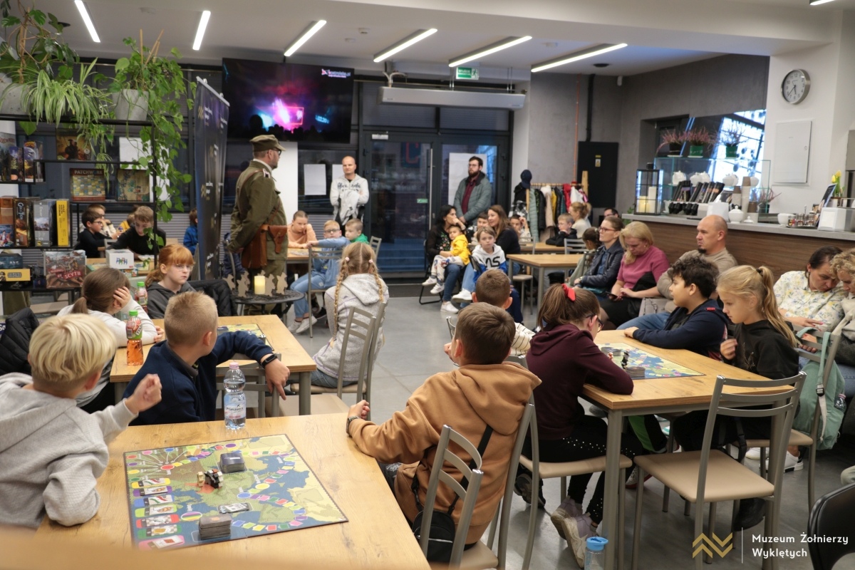 Noc Księgarń w Muzeum Żołnierzy Wyklętych [04.10.2024] - zdjęcie #40 - eOstroleka.pl