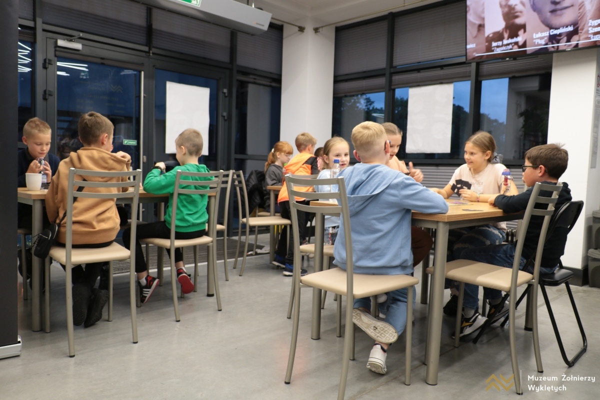 Noc Księgarń w Muzeum Żołnierzy Wyklętych [04.10.2024] - zdjęcie #37 - eOstroleka.pl