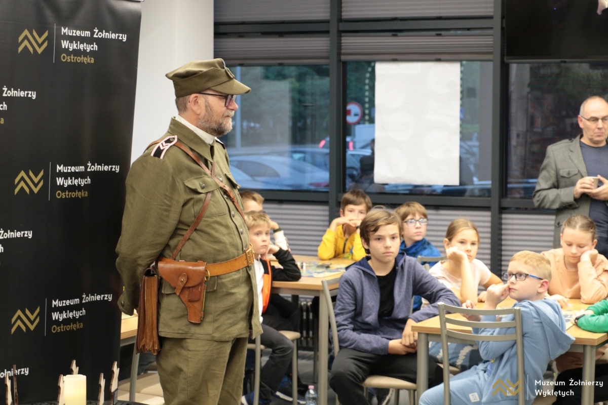 Noc Księgarń w Muzeum Żołnierzy Wyklętych [04.10.2024] - zdjęcie #21 - eOstroleka.pl