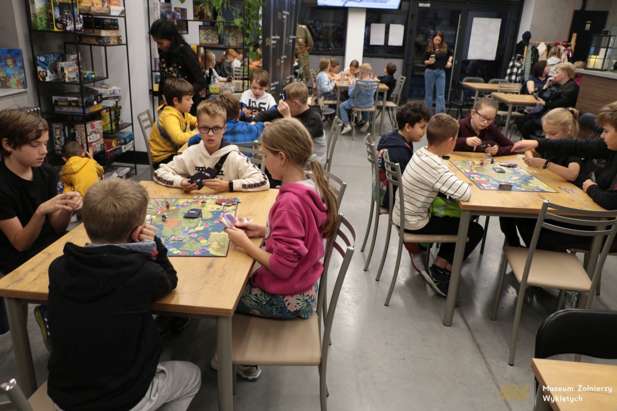 Noc Księgarń w Muzeum Żołnierzy Wyklętych [04.10.2024] - zdjęcie #20 - eOstroleka.pl