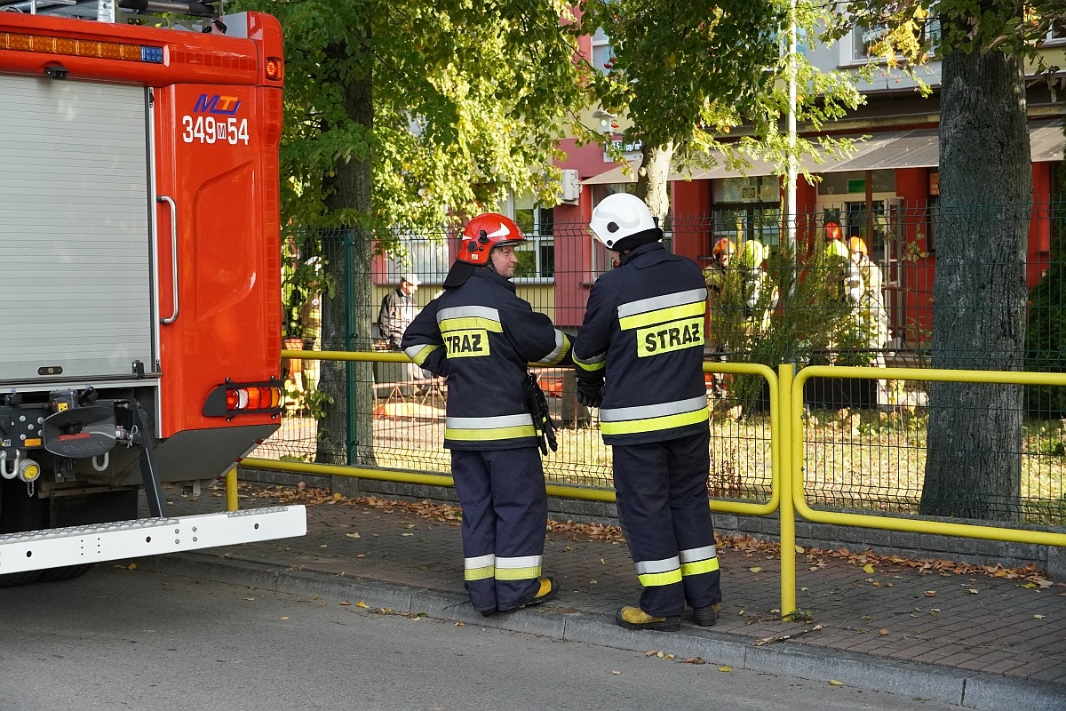 Próbna ewakuacja i ćwiczenia strażackie w Szkole Podstawowej nr 3 [08.10.2024] - zdjęcie #61 - eOstroleka.pl
