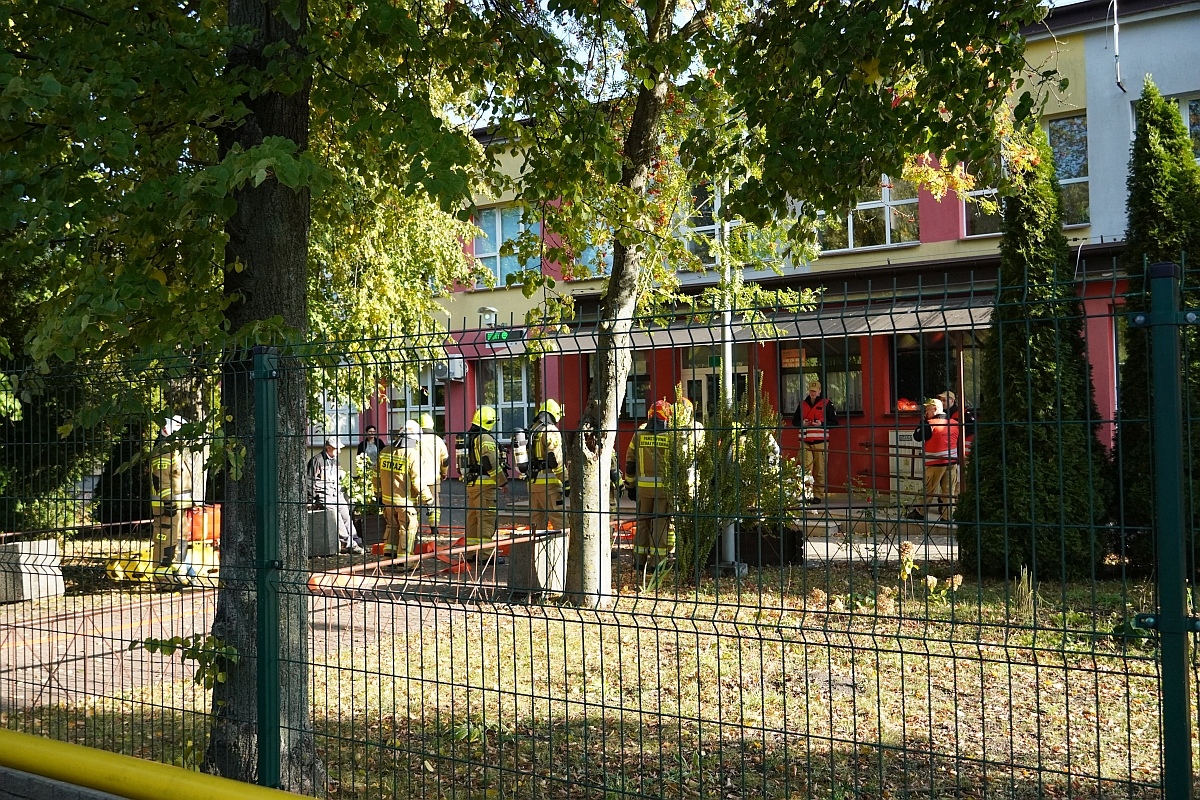 Próbna ewakuacja i ćwiczenia strażackie w Szkole Podstawowej nr 3 [08.10.2024] - zdjęcie #60 - eOstroleka.pl