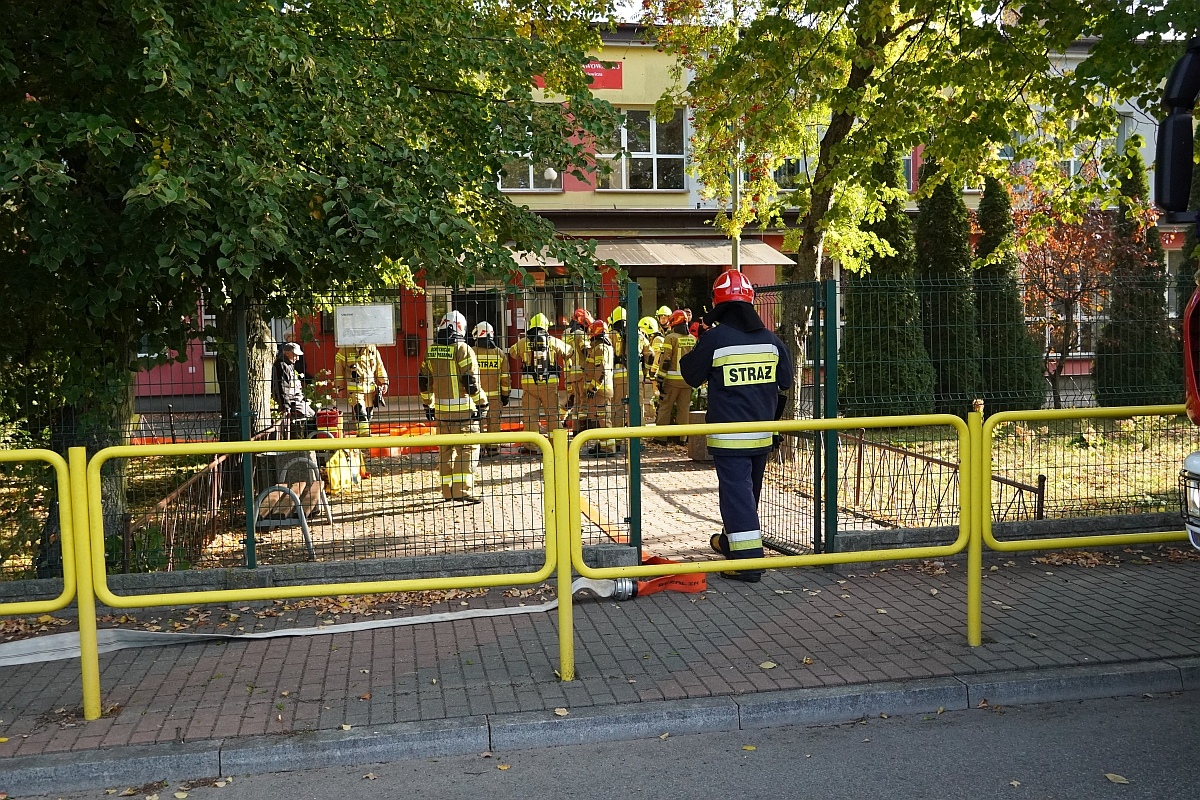 Próbna ewakuacja i ćwiczenia strażackie w Szkole Podstawowej nr 3 [08.10.2024] - zdjęcie #58 - eOstroleka.pl