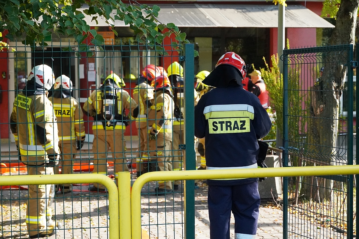 Próbna ewakuacja i ćwiczenia strażackie w Szkole Podstawowej nr 3 [08.10.2024] - zdjęcie #57 - eOstroleka.pl