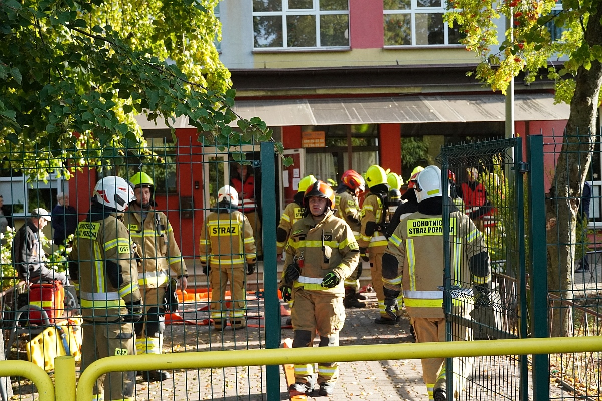 Próbna ewakuacja i ćwiczenia strażackie w Szkole Podstawowej nr 3 [08.10.2024] - zdjęcie #55 - eOstroleka.pl