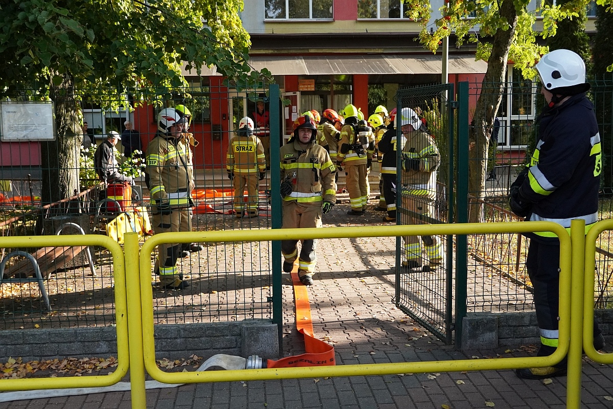 Próbna ewakuacja i ćwiczenia strażackie w Szkole Podstawowej nr 3 [08.10.2024] - zdjęcie #54 - eOstroleka.pl